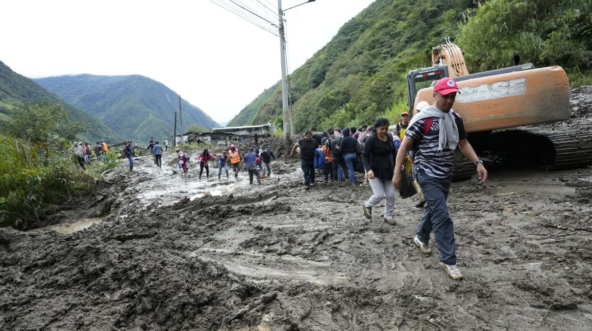 Deslave En La V A Ba Os Puyo Deja V Ctimas Fatales Y Miles De Evacuados