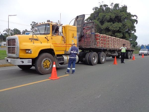Manabí: restringen paso de vehículos pesados por la ciudad de Montecristi