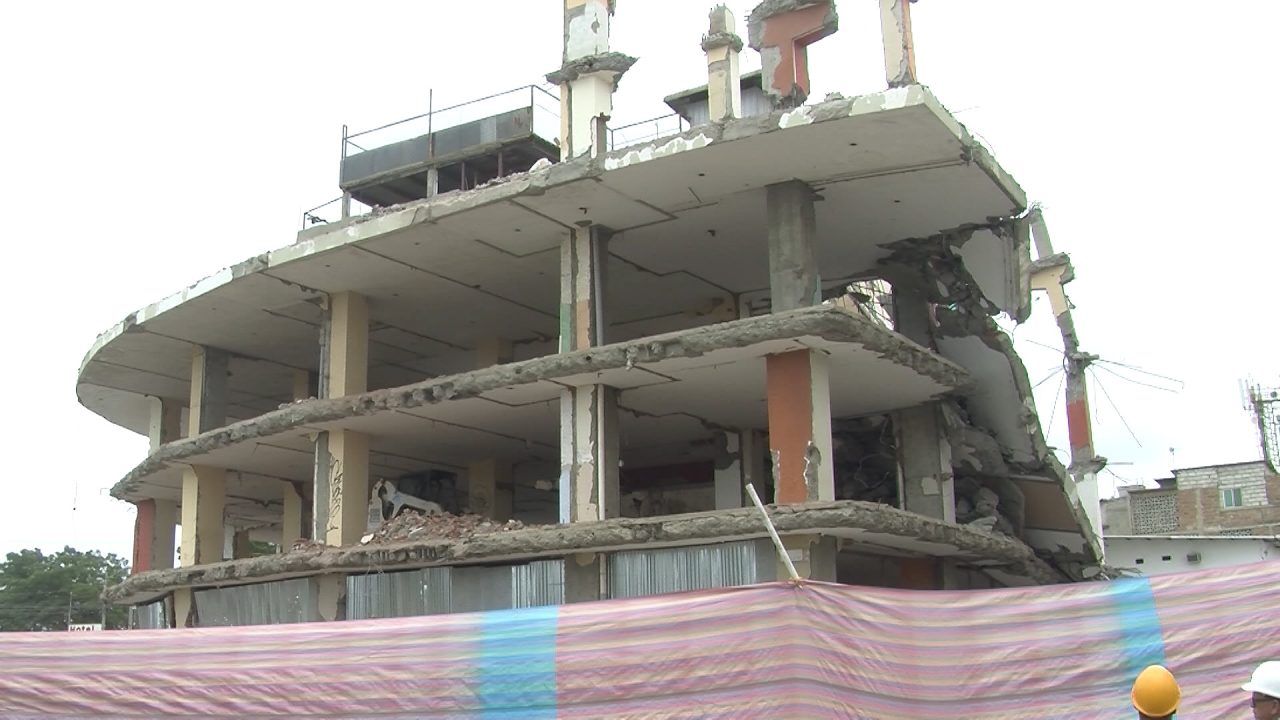 Manta: demolición del hotel “Las Rocas”