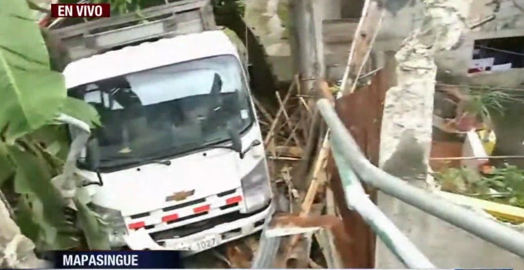 Guayaquil: camión se impacta en una vivienda