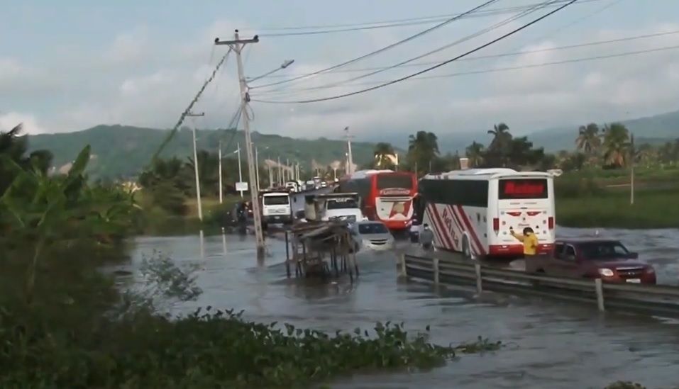 Daños y riesgos viales en Manabí por inundaciones