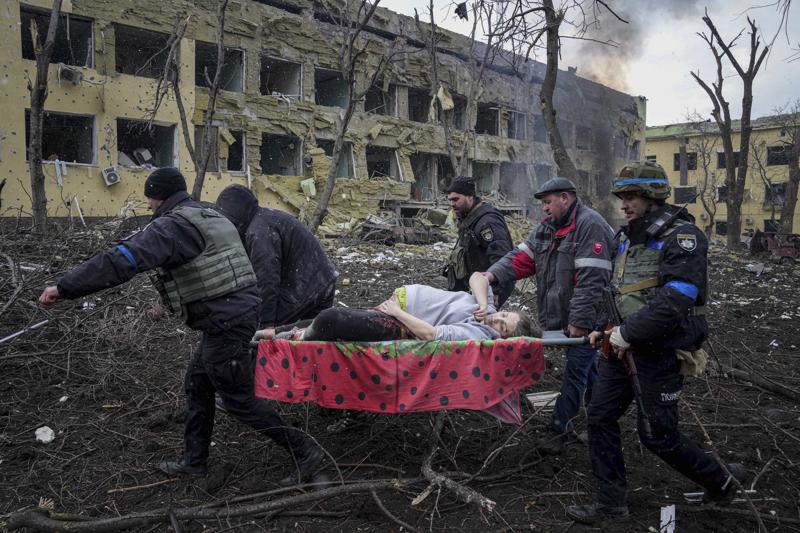 Mujer embarazada y bebé mueren después de que Rusia bombardeara la sala de maternidad