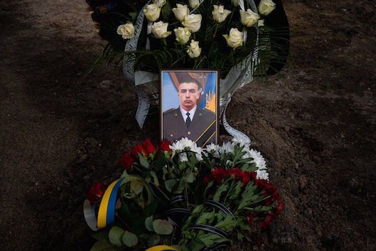 Así fue el funeral de un joven soldado en Ucrania