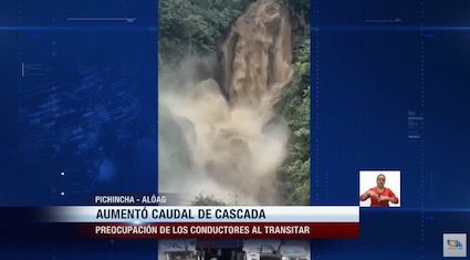 ¡Impactante y peligroso!, esta cascada en la vía Alóag – Santo Domingo podría causar graves daños