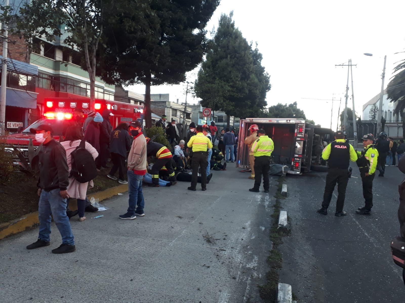 Camión con manifestantes se volcó en Quito