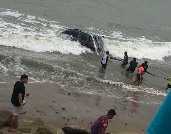 Vehículo queda atrapado en la playa de Bahía de Caráquez