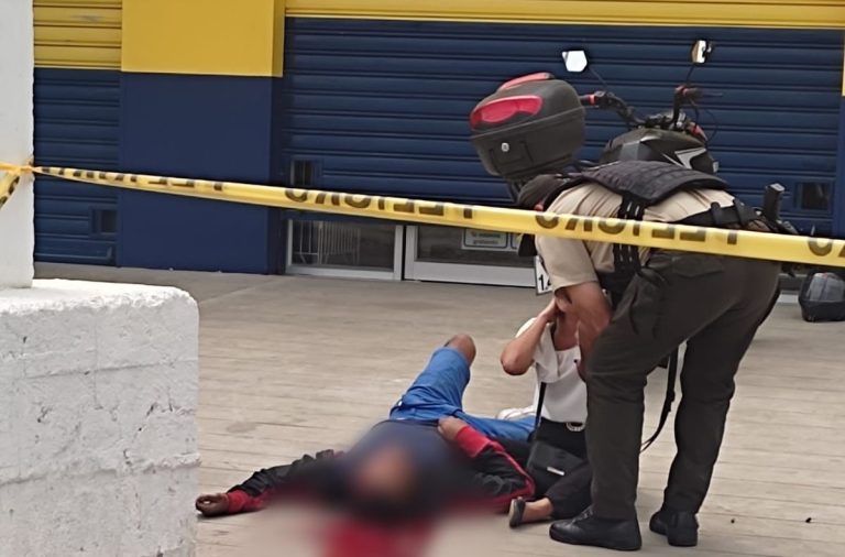 Policía es asesinado en los exteriores de un supermercado