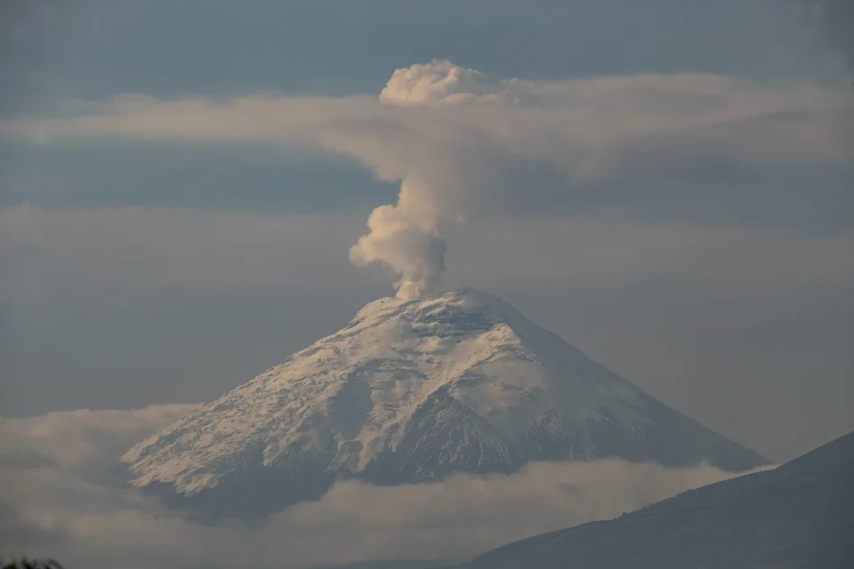 Evolución de la actividad del volcán Cotopaxi genera incertidumbre en Ecuador