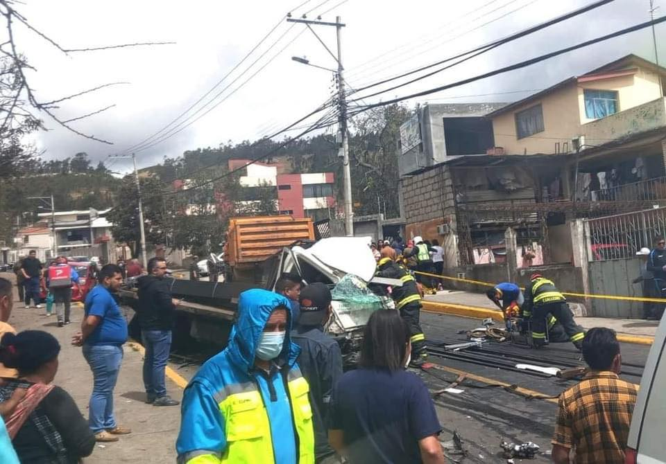 El conductor del camión, posible causante del accidente, habría fallecido
