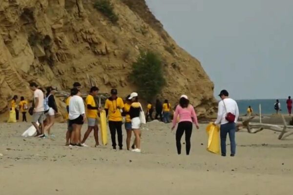 Guardianes del Pacífico: Limpieza de playas en Ecuador 