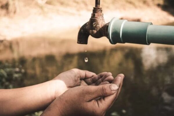 Solo el 84.2% de la población ecuatoriana tiene agua por red pública