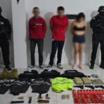 Tres presuntos miembros de 'Los Choneros' en Manta fueron detenidos durante el operativo “Ciclón 1” en el sector San Agustín, en la parroquia “Los Esteros” de Manta. Los sospechosos son acusados de delitos como sicariato, extorsión y secuestro. Además, se incautaron armas de fuego, sustancias ilícitas y vehículos.